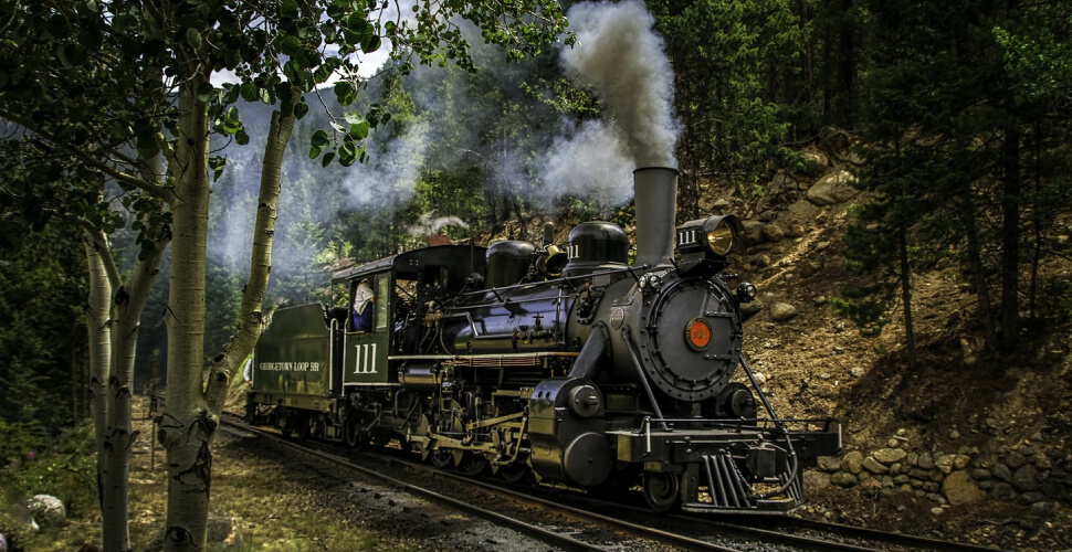  بخار از قطار خارج می شود